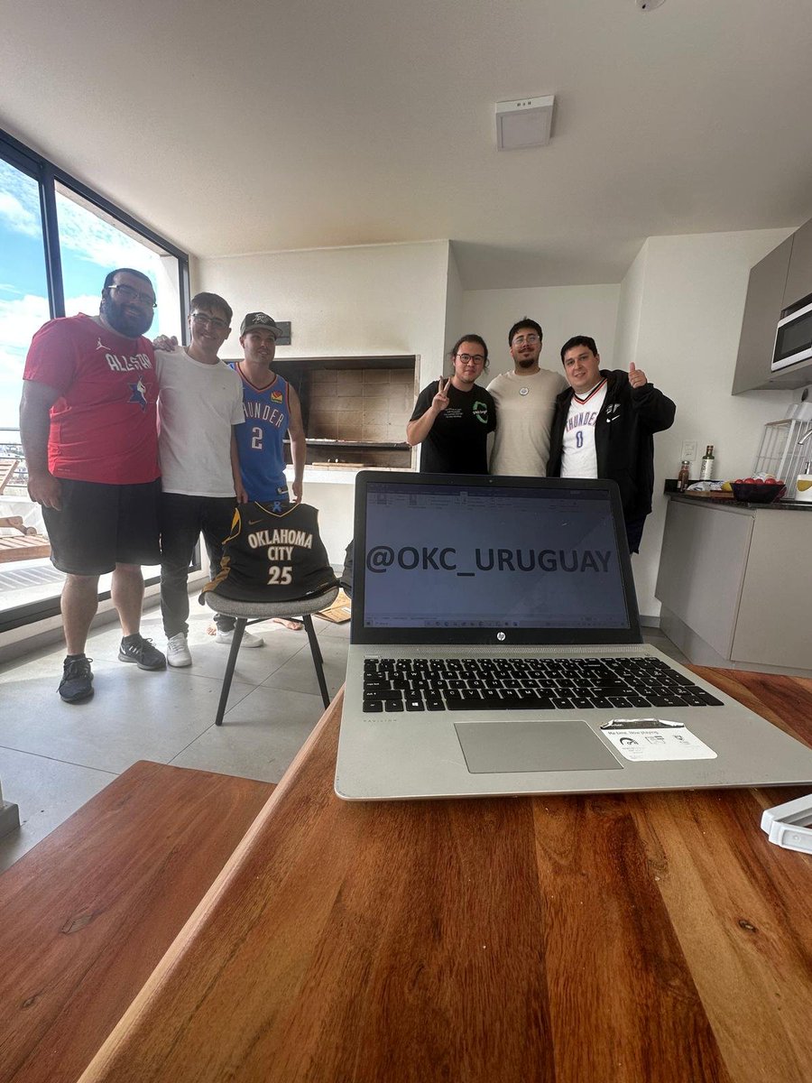 OKC_Uruguay's tweet photo. REUNIÓN THUNDER.

En un pequeño asado, nos juntamos a ver a @okcthunder en los playoffs.

Más de 9.000 km (5600 milas) separan Uruguay de Oklahoma City, pero acabamos de hacer LA TERCERA JUNTADA THUNDER.

Les dejo las fotos de lo que han sido estas juntadas, y les agradezco a todos por ser parte de la comunidad.

El año pasado, estuvimos juntos en Oklahoma City para ver las finales, este año, si el Thunder está, volveremos.

Sigamos haciendo crecer nuestra comunidad de habla hispana!⚡️

Ahora que hay traducción automática, que lo sepan en todo el mundo. En Uruguay, hay mucha gente que te ama @okcthunder