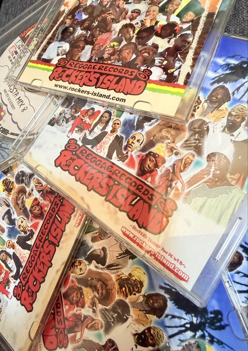 Jr22015469's tweet photo. 懐かしいですね😊
ノベルティでCDが貰えるのが
凄く嬉しくて集めてました😉
当時は学生でレコードを買う事だけで
精一杯だったので東京へは行けなかったけど
ずっと聴いていられるので
大事にしています🔥🔥🔥
アメ村には毎日行ってました❤️‍🔥
あっ🤭今もです！Pow!Pow!☝🏻 https://t.co/sXBNkxVohL