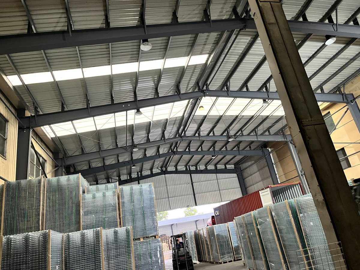 wire_deck_maker's tweet photo. #装柜 #钢筋网片仓储 #建筑网片 #工厂实拍视频 #工厂一手货 早起7点装货架层网的工厂小姐姐忙着准备发货拍照，没出镜，呵呵，保护肖像权。wire decking is on delivery https://t.co/2QrT1KwKCv
