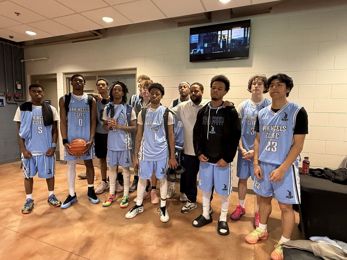 1Reasonwhyy's tweet photo. Had a great weekend at @PrepHoopsMI. Went 4-0 and also getting first place in Pool B. https://t.co/fgofzKQvZm