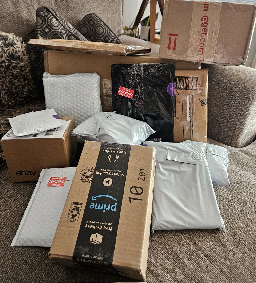 PixelAndThread_'s tweet photo. 😮📨📦‼️HOLY MAILBANK MONDAY HAUL‼️📦📨😮
#PixelAndThreadResale #Grind #ResellerMonday @eBay https://t.co/P2uLWM9IZz