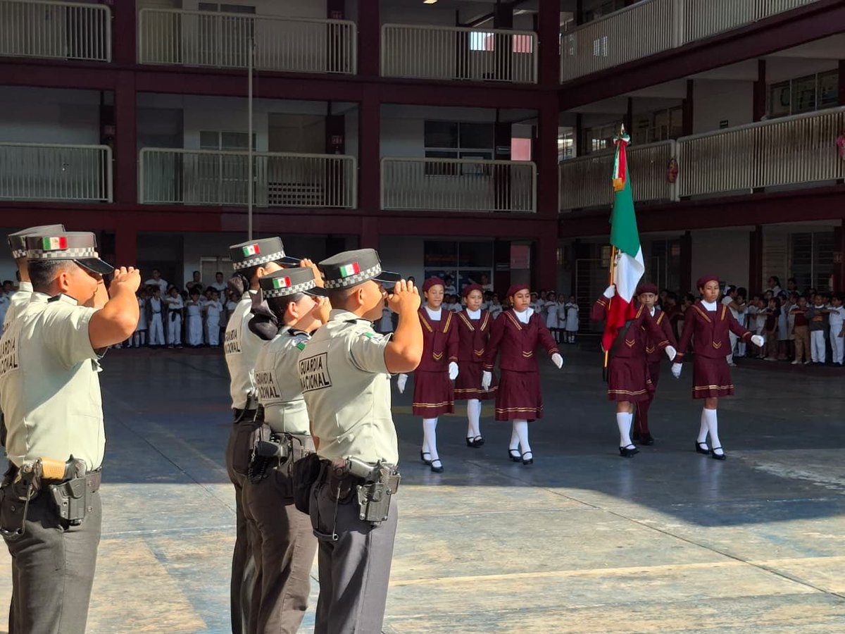 GN_MEXICO_'s tweet image. En cada ceremonia de honores a la Bandera se refrenda el patriotismo y lealtad por México. En #Tamaulipas, integrantes de la #GuardiaNacional participaron en ceremonias de Izamiento de Bandera con estudiantes y maestros de una escuela de nivel básico. Con estas acciones se