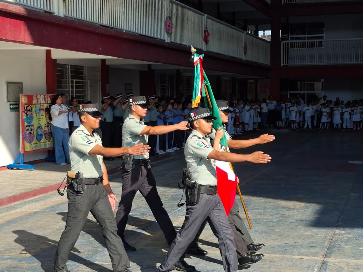 GN_MEXICO_'s tweet image. En cada ceremonia de honores a la Bandera se refrenda el patriotismo y lealtad por México. En #Tamaulipas, integrantes de la #GuardiaNacional participaron en ceremonias de Izamiento de Bandera con estudiantes y maestros de una escuela de nivel básico. Con estas acciones se