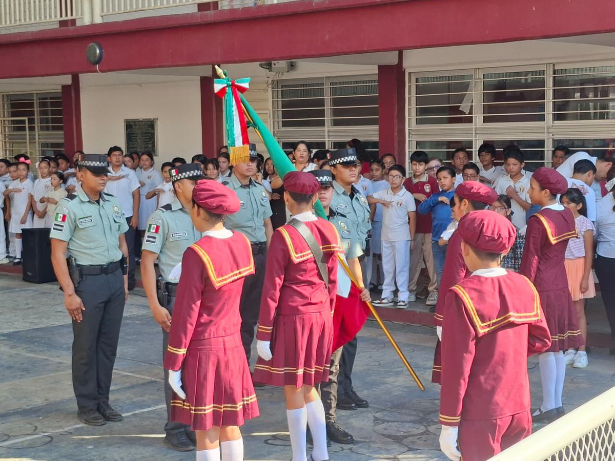 GN_MEXICO_'s tweet image. En cada ceremonia de honores a la Bandera se refrenda el patriotismo y lealtad por México. En #Tamaulipas, integrantes de la #GuardiaNacional participaron en ceremonias de Izamiento de Bandera con estudiantes y maestros de una escuela de nivel básico. Con estas acciones se
