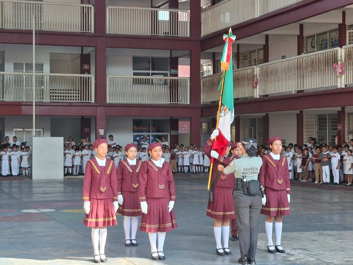 GN_MEXICO_'s tweet image. En cada ceremonia de honores a la Bandera se refrenda el patriotismo y lealtad por México. En #Tamaulipas, integrantes de la #GuardiaNacional participaron en ceremonias de Izamiento de Bandera con estudiantes y maestros de una escuela de nivel básico. Con estas acciones se