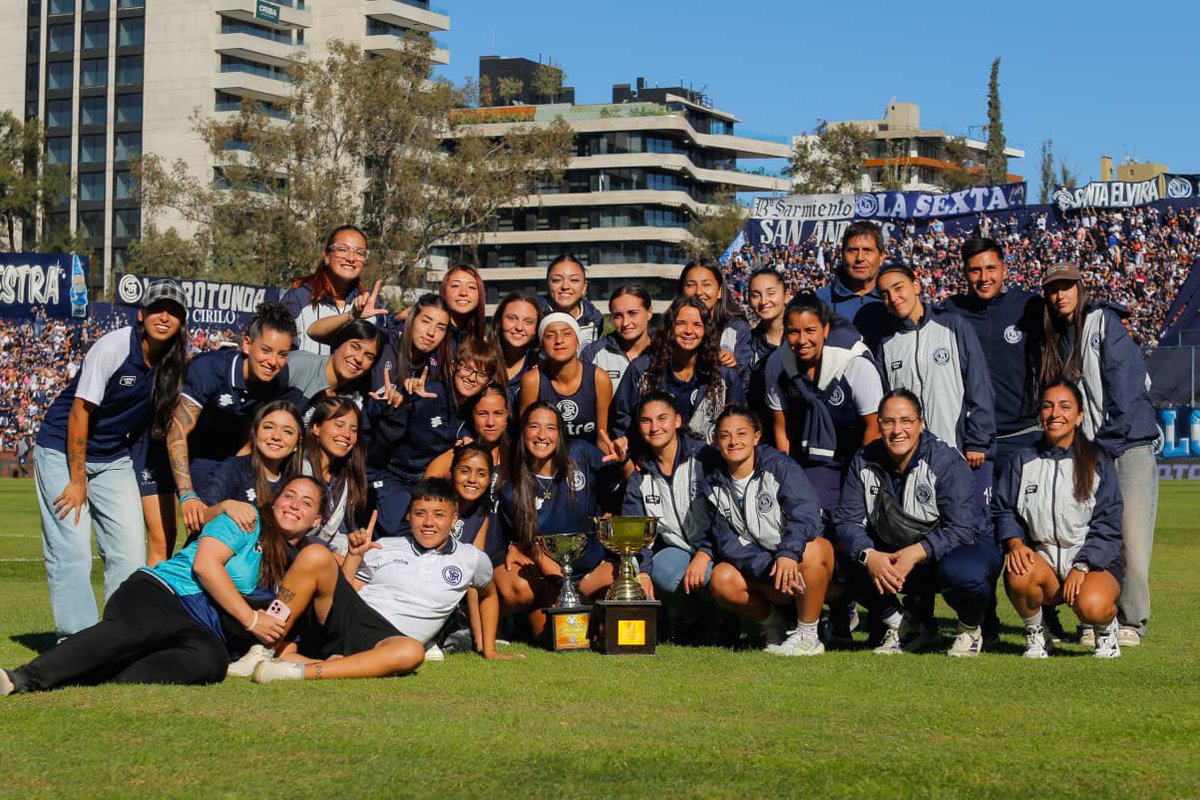FutFemeninoCSIR's tweet photo. Reconocimiento en una tarde soñada 🤩

Durante el entretiempo del partido frente a Gimnasia, la Primera recibió un reconocimiento por el campeonato en la Copa Federal. El único equipo de Cuyo en tener este título 👏🏼

📸 Totti Rios https://t.co/pkVYY6IZK8