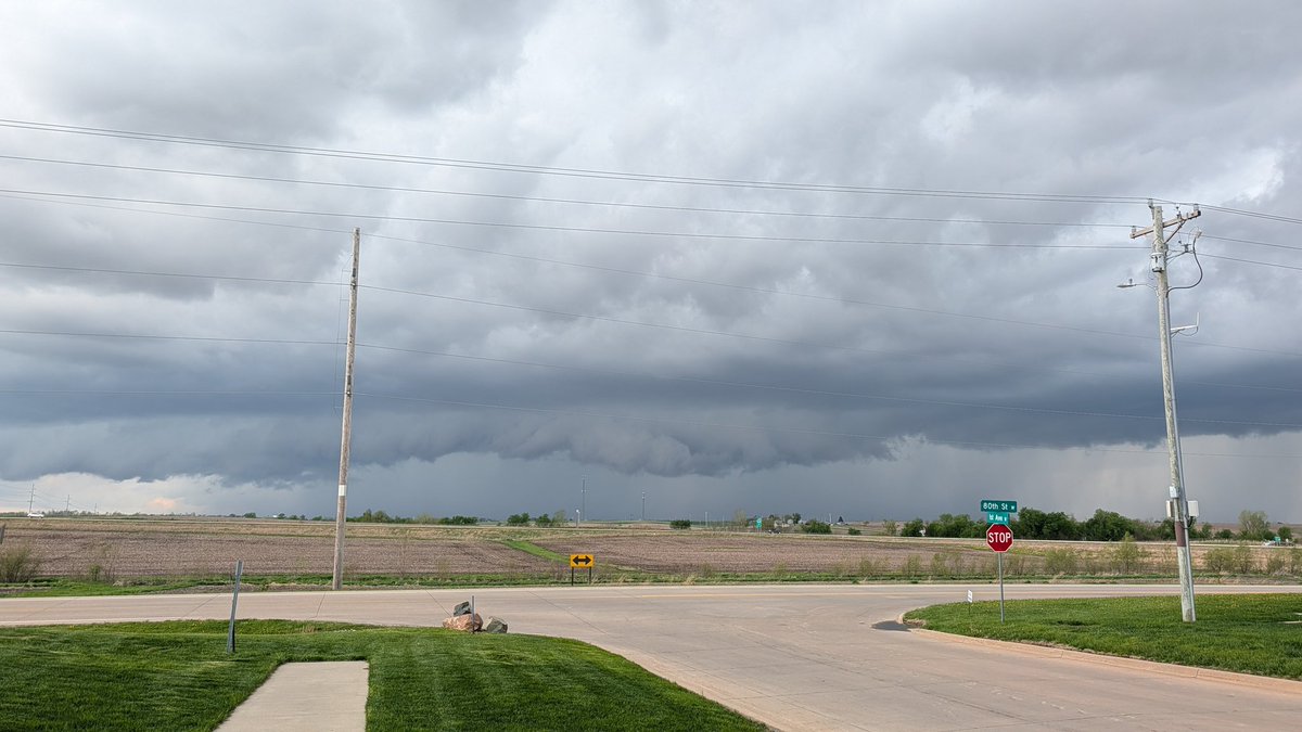 grabermike's tweet photo. Incoming Cedar Rapids IA @KCRG_FirstAlert @GHeydWx @KopelmanWX @KGAN_Weather @WXSchnack @StormAlertWx7 @IAStormChasing @NWSQuadCities  @KyleKielWX  @eileenloanWX @CoreyT_WX @NStewWX @ICHawkeye https://t.co/5I3SNZj3xF