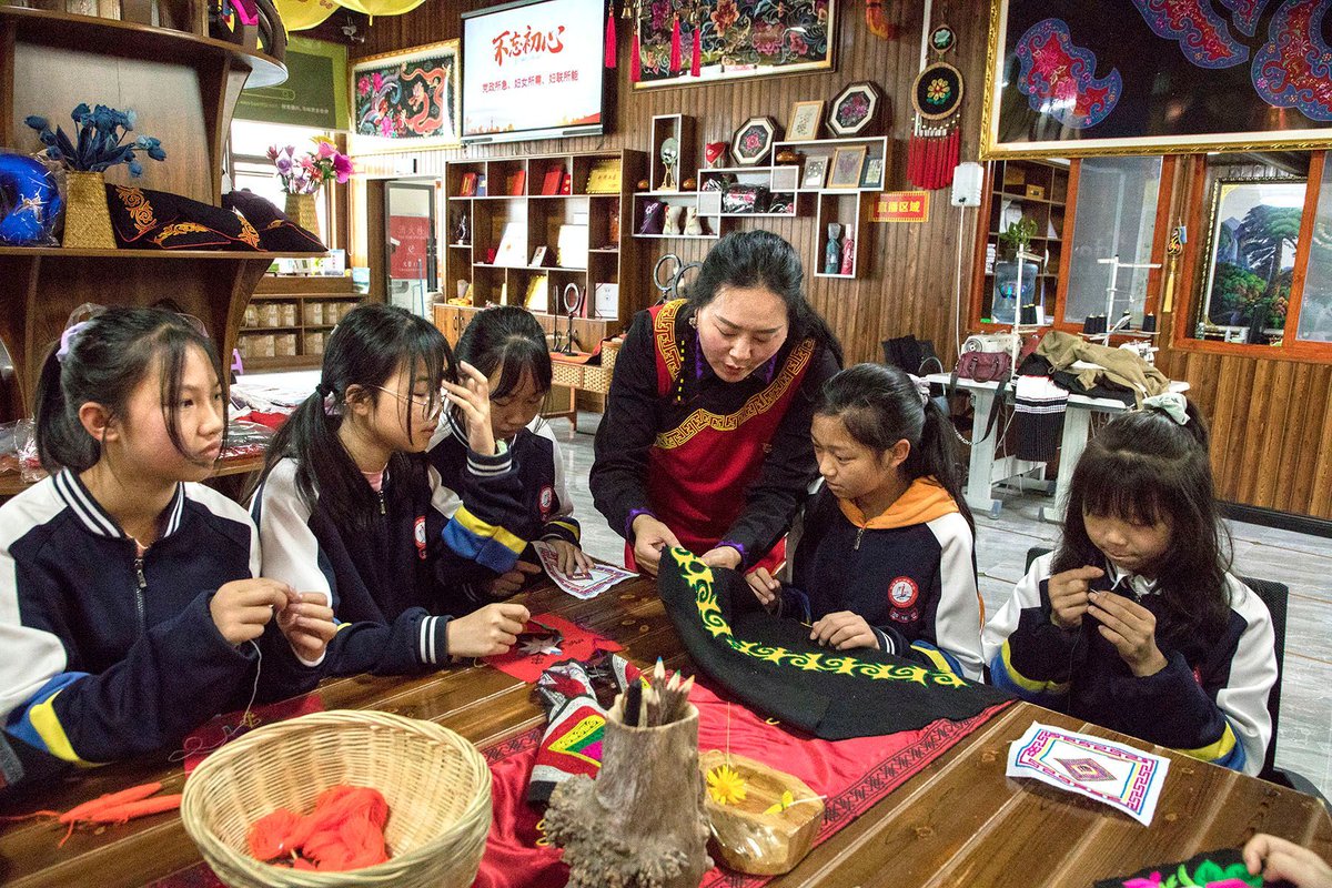 ChinaDailyAsia's tweet image. With a passion for Yi #embroidery, entrepreneur spreads the heritage while teaching skills to other women, giving them a sense of confidence and independence. #ChinaHeritage
buff.ly/QQXc0Th