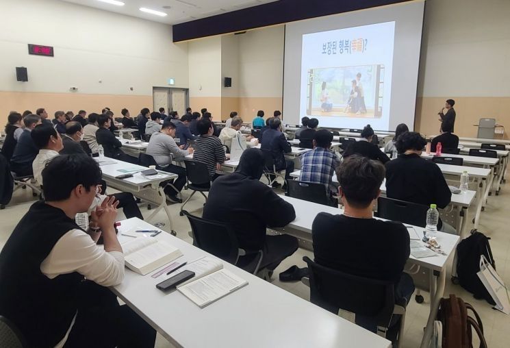 witzshared's tweet image. Forklift #Accidents Surge... Korea Occupational Safety and Health Agency Conducts Special #Training for Workplaces - The Asia Business Daily buff.ly/TG83E6u