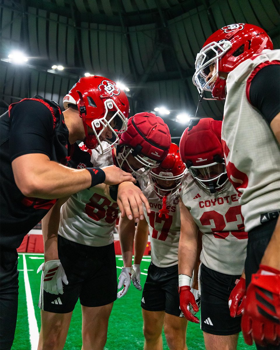 South Dakota Football tweet media