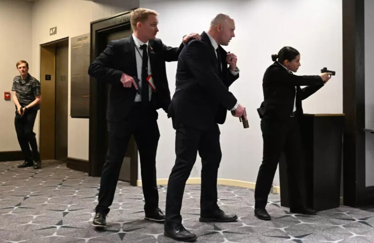 🚨 Imputan a sospechoso por intentar matar a Donald Trump durante gala en Washington 😳

Llegó armado y hubo intercambio de disparos antes de ser detenido

⚠️ Podría enfrentar cadena perpetua

No logró acercarse al expresidente, pero el susto fue real 🚨

#EstadosUnidos #Trump