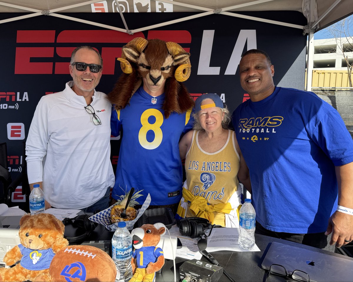 ESPNLosAngeles's tweet photo. SO great to be reunited with our Ramily at the Rams Block Party! #RamsHouse

Tune in now to @DMarcoFarr1 &amp; @TravisRodgers 
📺: https://t.co/F2YOuRjFk5
📲: ESPN LA app
📻: 710 AM https://t.co/TUQriOW4gR