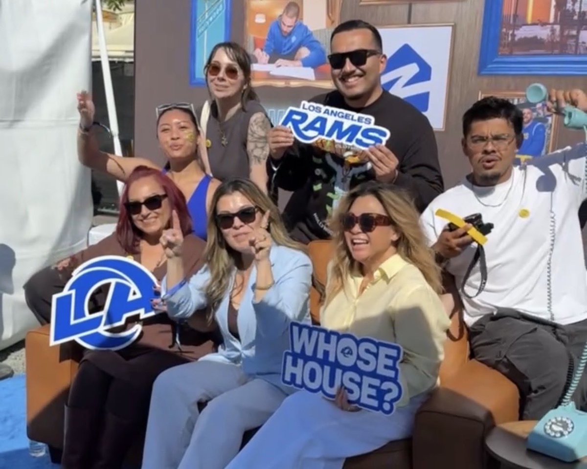 ESPNLosAngeles's tweet photo. SO great to be reunited with our Ramily at the Rams Block Party! #RamsHouse

Tune in now to @DMarcoFarr1 &amp; @TravisRodgers 
📺: https://t.co/F2YOuRjFk5
📲: ESPN LA app
📻: 710 AM https://t.co/TUQriOW4gR