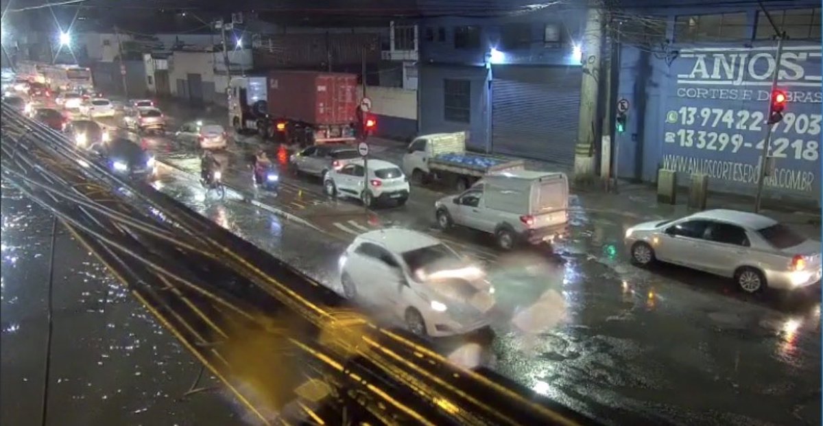 ⚠️ ATUALIZAÇÃO – ALAGAMENTO ⚠️
📍Local: Av. Nossa Senhora de Fátima

Em ambos os sentidos, trânsito liberado somente pela faixa esquerda;
Passagem permitida apenas para veículos de pequeno porte;
Demais faixas permanecem alagadas;
Trânsito bom na região.