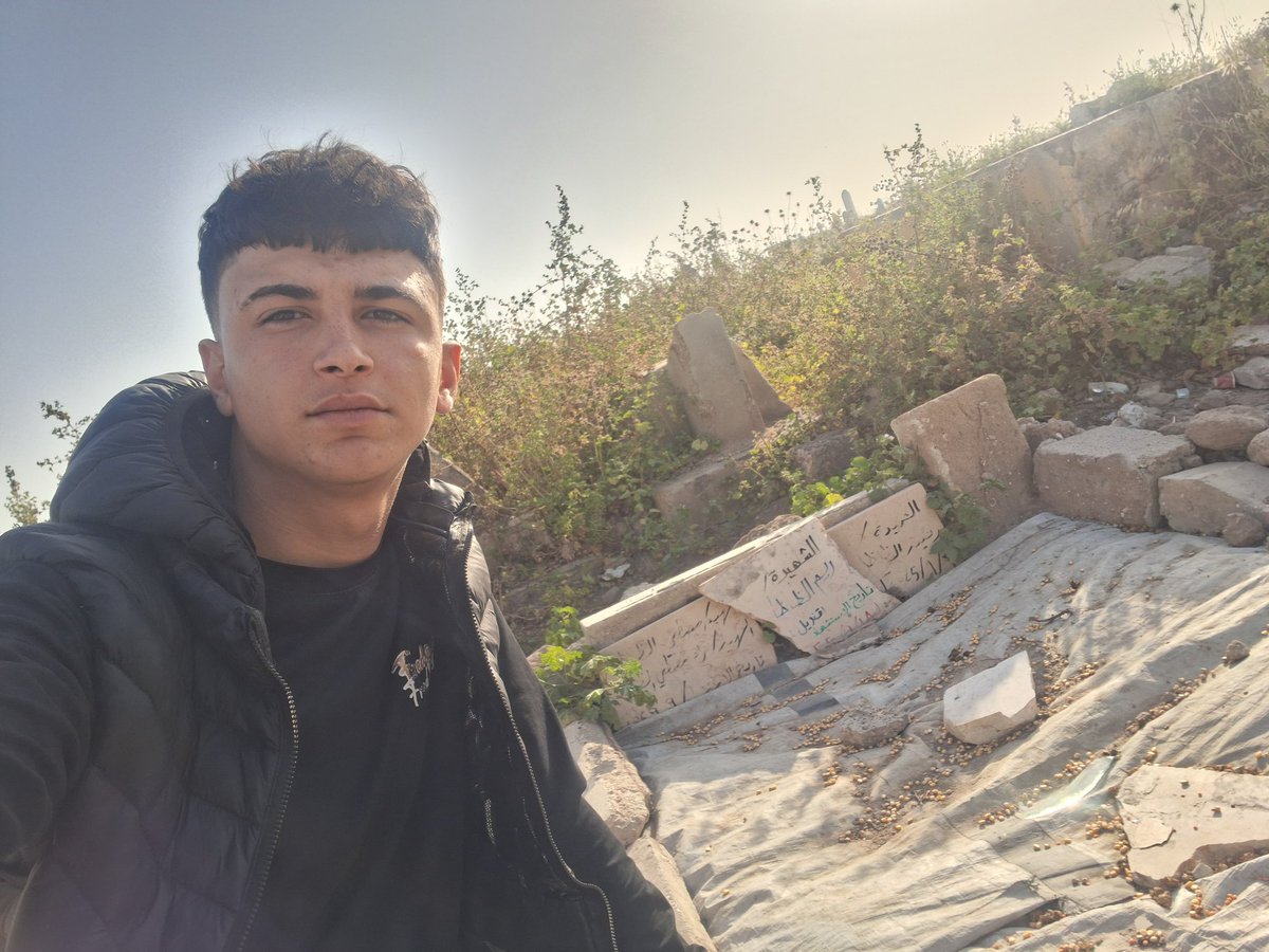 raneenmost16641's tweet photo. لقد اشتقت لعائلتي احتاج مبلغ من المال لعمل قبور اهلي 💔 https://t.co/WhiqSQfe0N