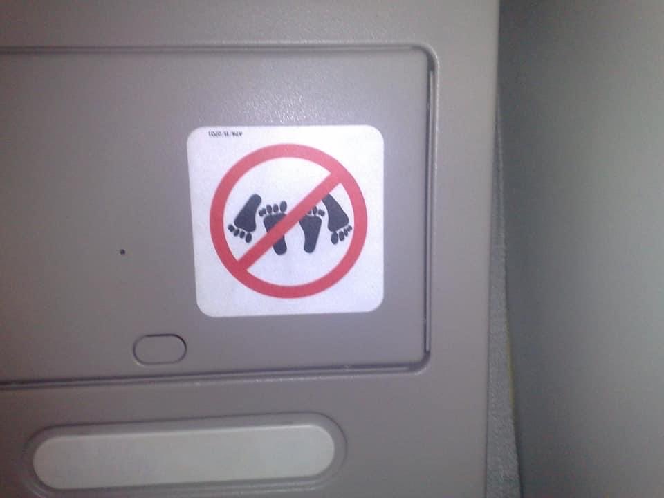 LindzzeB's tweet image. A340-600 crew rest sign in each bunk 🤭✈️ #avgeek 
My favourite crew rest!