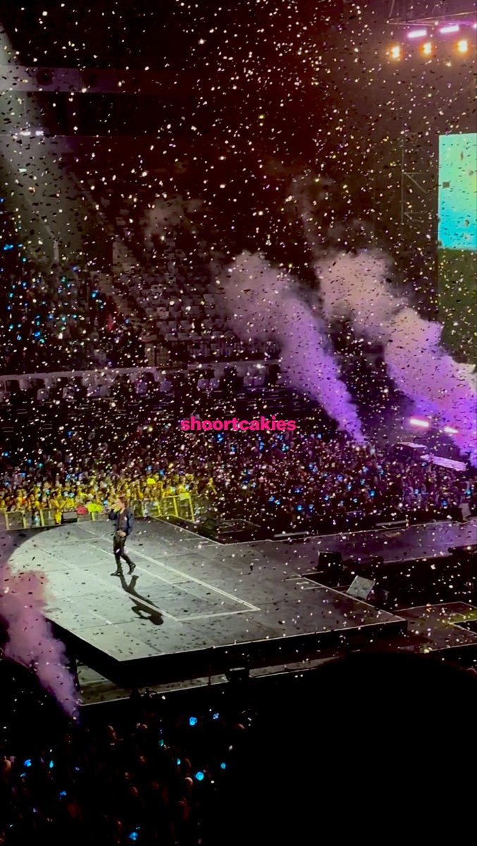 waktu THANK YOU dinyanyiin bnr2 nangis bgt ga kuat dengernya 😭😭😭🫶🏻, 2021 me gabakal nyangka bisa liat asahi IRL. 🥺💛