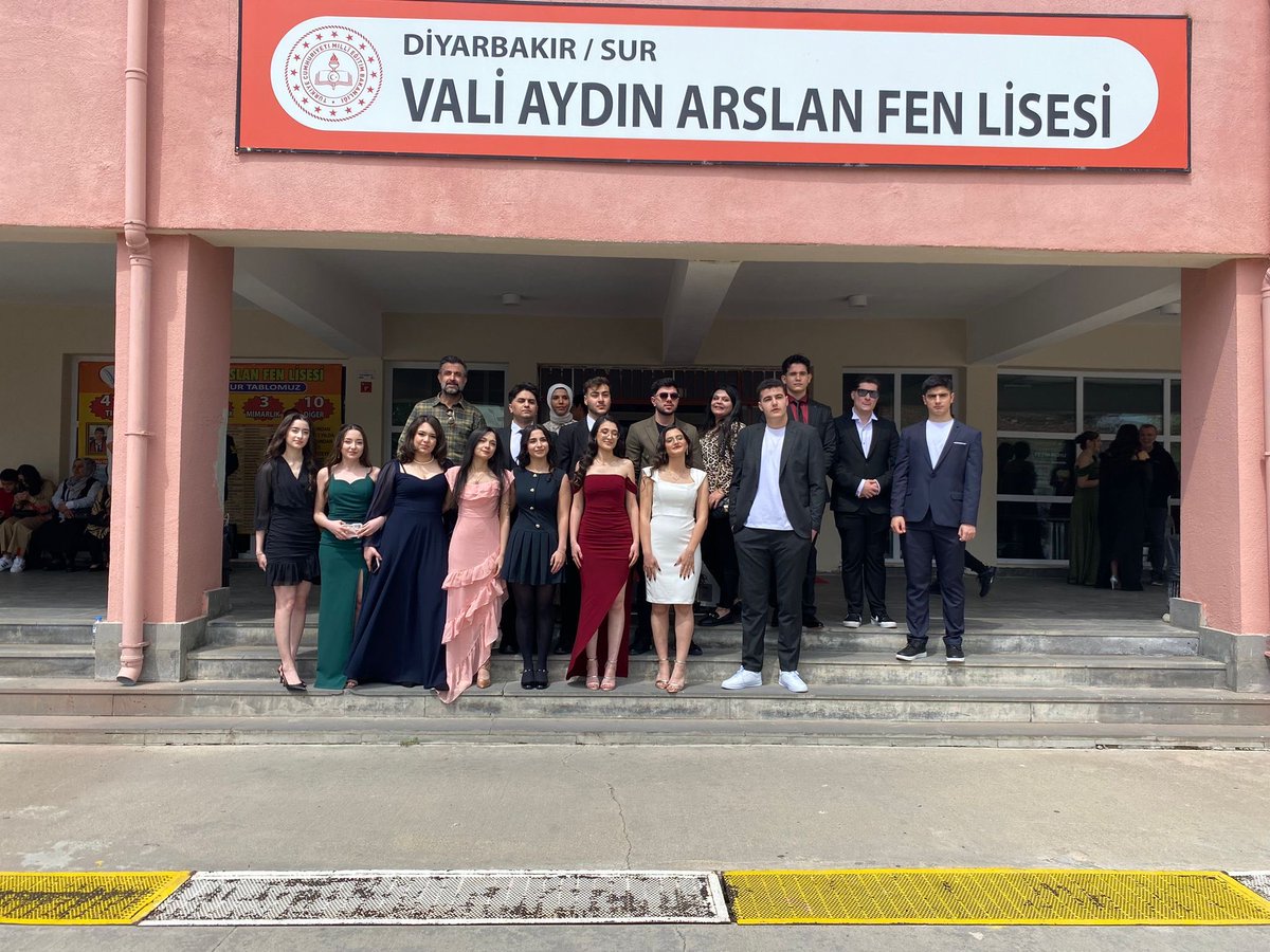 svaafl's tweet photo. Okulumuzda mezuniyet töreni büyük bir coşku ve gurur içerisinde kutlandı. Tüm mezunlarımıza hayatlarının bundan sonraki döneminde başarılar diliyoruz.

@vali_zorluoglu 
@dbakirvalilik 
@sadoglu_salih 
@Diyarbakirmem 
@ErnezDemir
@SurMilliEgitim https://t.co/koI9FcSJuy