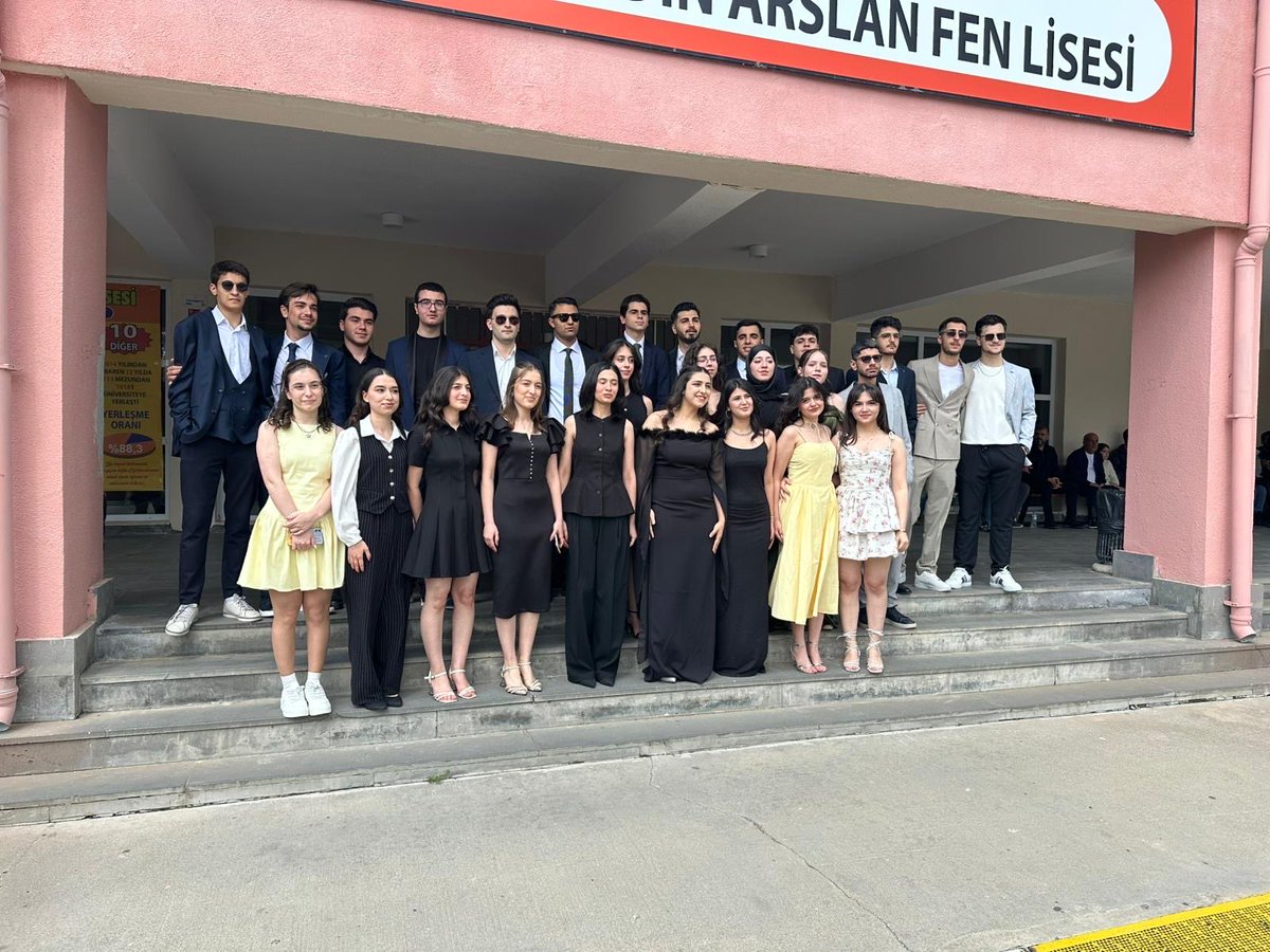 svaafl's tweet photo. Okulumuzda mezuniyet töreni büyük bir coşku ve gurur içerisinde kutlandı. Tüm mezunlarımıza hayatlarının bundan sonraki döneminde başarılar diliyoruz.

@vali_zorluoglu 
@dbakirvalilik 
@sadoglu_salih 
@Diyarbakirmem 
@ErnezDemir
@SurMilliEgitim https://t.co/koI9FcSJuy