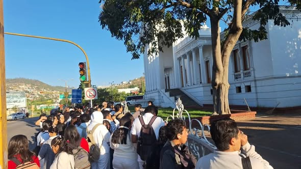 Se enfocaron en estudiar, en obtener los primeros lugares en medicina a nivel nacional para enorgullecer a su facultad y les quitaron más del 50% de sedes clínicas y hoy se van a paro indefinido.
Estudiantes de la Facultad de Medicina y Cirugía (UABJO) (Universidad Autónoma