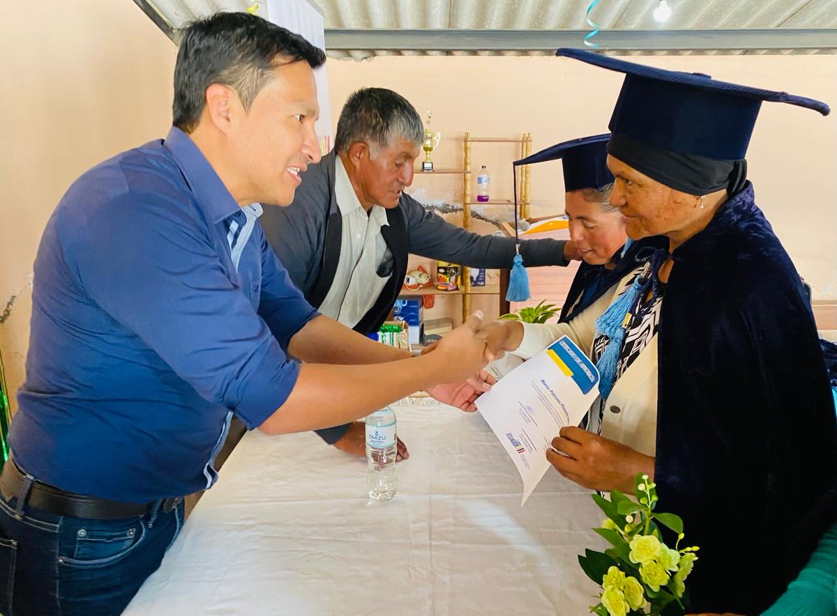 Agricultura_CZ3's tweet image. #Cotopaxi | Graduamos a los integrantes de la Asociación Agropecuaria Vida Sana de la parroquia Mulalillo, este importante logro refleja el compromiso, esfuerzo y dedicación de hombres y mujeres que trabajan día a día por una producción sostenible. 

#ElNuevoEcuador