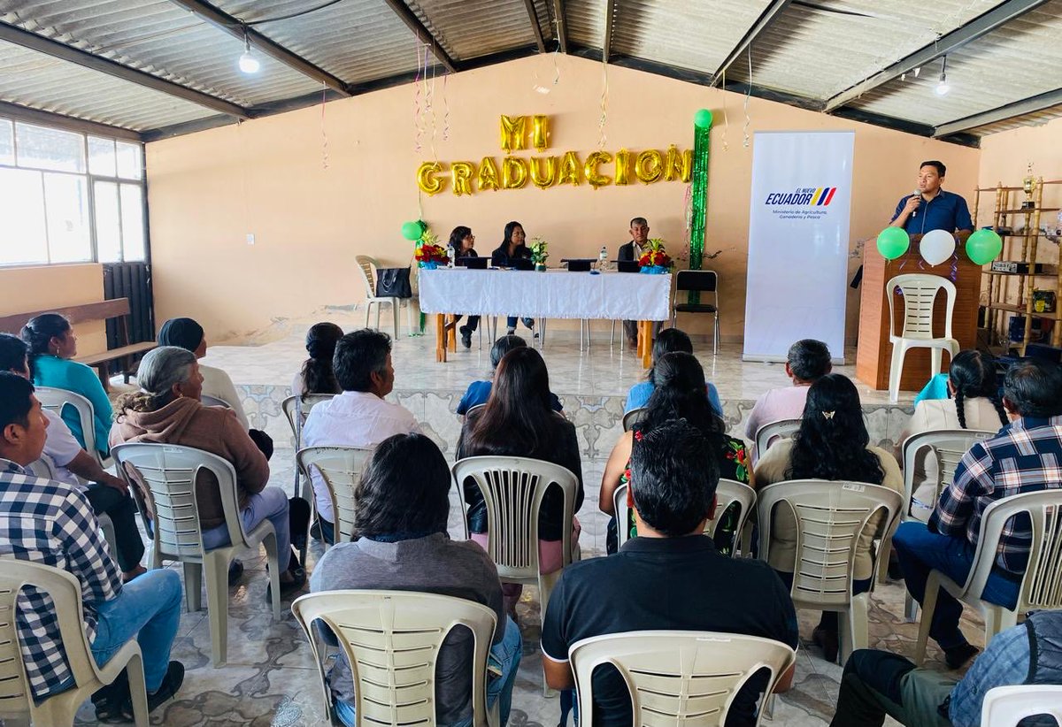 Agricultura_CZ3's tweet image. #Cotopaxi | Graduamos a los integrantes de la Asociación Agropecuaria Vida Sana de la parroquia Mulalillo, este importante logro refleja el compromiso, esfuerzo y dedicación de hombres y mujeres que trabajan día a día por una producción sostenible. 

#ElNuevoEcuador