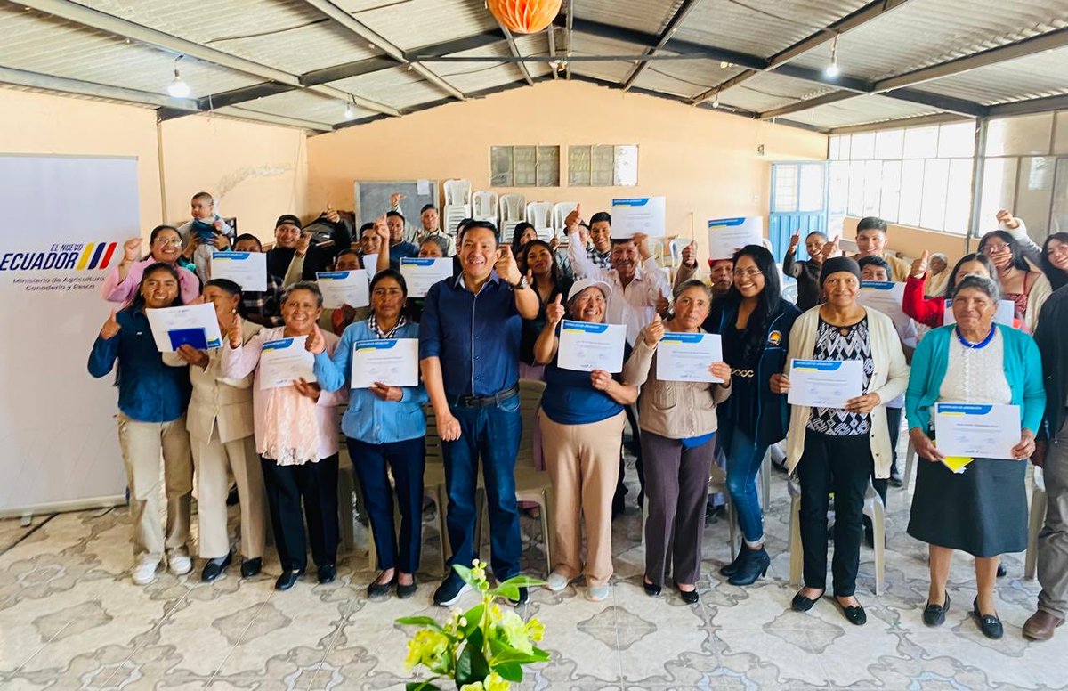 Agricultura_CZ3's tweet image. #Cotopaxi | Graduamos a los integrantes de la Asociación Agropecuaria Vida Sana de la parroquia Mulalillo, este importante logro refleja el compromiso, esfuerzo y dedicación de hombres y mujeres que trabajan día a día por una producción sostenible. 

#ElNuevoEcuador