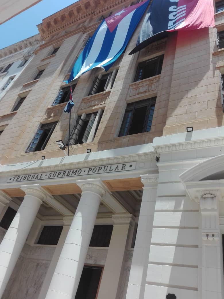 #PorCubaJuntosCreamos es la motivación que muestra el peculiar colectivo del Tribunal Supremo Popular de #Cuba ,al engalanar la sede de su institución con vista a celebrar el #PrimerodeMayo.
