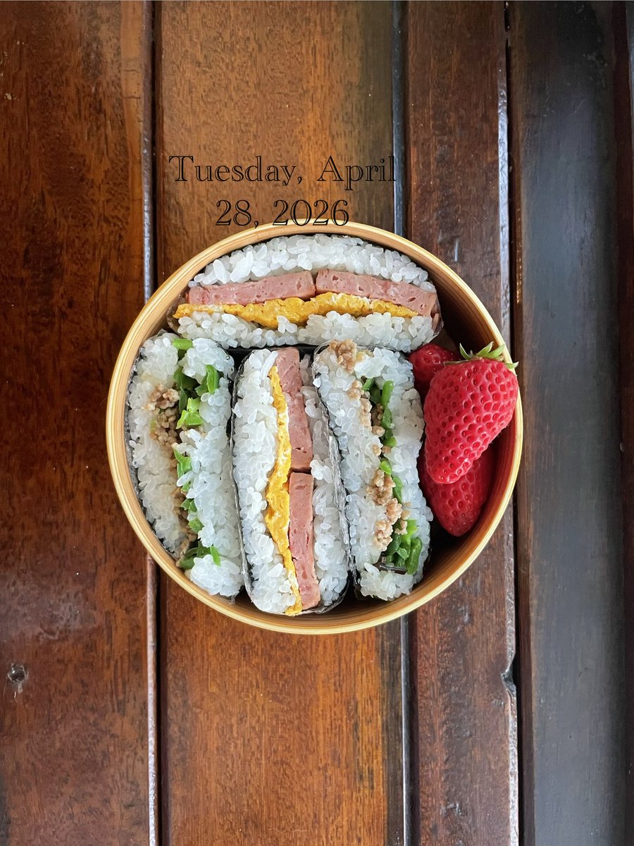 YUKI82957653's tweet image. おにぎらずを作るといつも、思ったサイズに出来上がらない問題が発生。
この丸いお弁当箱の3分の2位に収まって
ブロッコリーとイチゴとキウイを入れる予定だったのに😢
あと切るのが待てない
スパムと卵、豚長ネギのそぼろとピーマンの塩昆布和え
#おにぎらず
#おべんとう作り楽しもう部 
#lunchbox