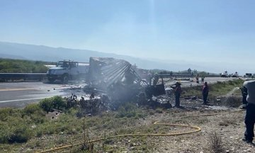 RaulGtzNR's tweet image. 🚨 #Accidente en la carretera Cuacnopalan–#Oaxaca, a la altura de Santa María Coapan, Tehuacán. 

Un choque entre dos tractocamiones provocó que uno se volcara e incendiara, provocando el cierre total de la carretera. 

En el lugar falleció el chofer y se reporta un lesionado.