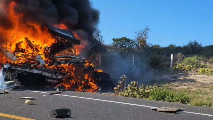 RaulGtzNR's tweet image. 🚨 #Accidente en la carretera Cuacnopalan–#Oaxaca, a la altura de Santa María Coapan, Tehuacán. 

Un choque entre dos tractocamiones provocó que uno se volcara e incendiara, provocando el cierre total de la carretera. 

En el lugar falleció el chofer y se reporta un lesionado.