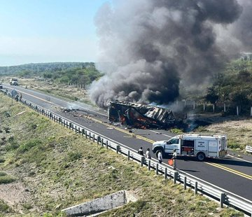 RaulGtzNR's tweet image. 🚨 #Accidente en la carretera Cuacnopalan–#Oaxaca, a la altura de Santa María Coapan, Tehuacán. 

Un choque entre dos tractocamiones provocó que uno se volcara e incendiara, provocando el cierre total de la carretera. 

En el lugar falleció el chofer y se reporta un lesionado.