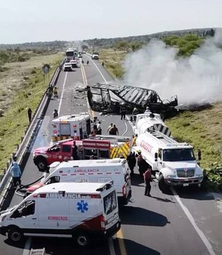 RaulGtzNR's tweet image. 🚨 #Accidente en la carretera Cuacnopalan–#Oaxaca, a la altura de Santa María Coapan, Tehuacán. 

Un choque entre dos tractocamiones provocó que uno se volcara e incendiara, provocando el cierre total de la carretera. 

En el lugar falleció el chofer y se reporta un lesionado.