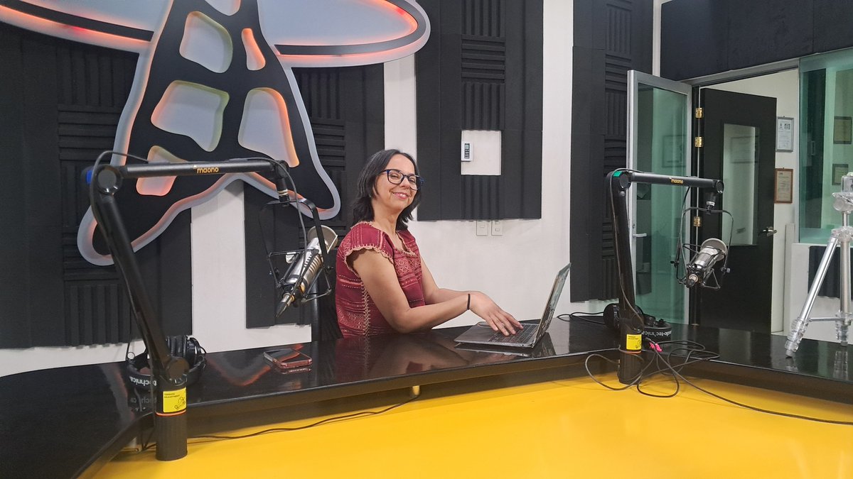 RadioUdeG's tweet photo. Iniciamos #LaVozDeLaLuna con @agabybp escuchando música de las mujeres en el mundo.

Sintoniza el 104.3FM https://t.co/FKNAcBxO59