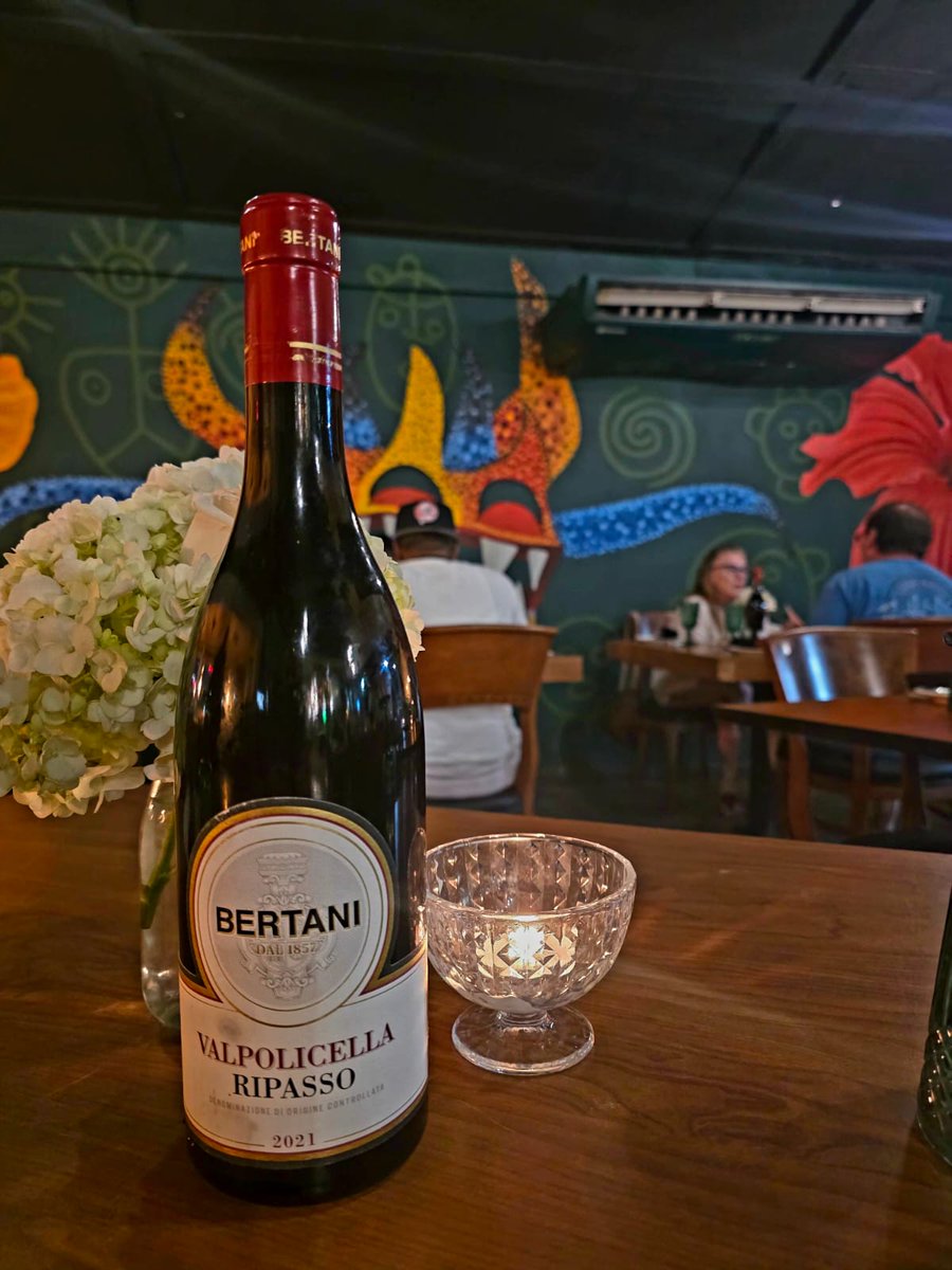 PlatosRestBar's tweet photo. 🍷✨ Un viaje de sabores en cada copa ✨🍷
En nuestra carta de vinos encontrarás una selección pensada para todos los gustos… desde tintos intensos y robustos, hasta blancos frescos y aromáticos, pasando por rosados delicados y espumosos perfectos para celebrar.
Cada botella ha sido elegida para complementar nuestros platos y elevar tu experiencia a otro nivel. Ya sea que prefieras un clásico o quieras descubrir algo nuevo, aquí siempre hay una copa esperándote.
🥂 Ven, relájate y brinda con nosotros… porque cada momento merece un buen vino.
#WineLovers #Vinos #ExperienciaGastronómica #Salud #BuenVivir