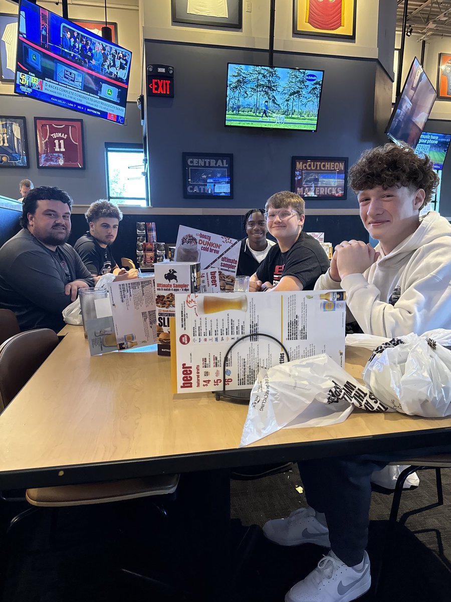 LJBronchoFB's tweet photo. Coach @CoachTDJackson and a few of his linebackers out for some wings and bonding.  #AGNB https://t.co/R0vbOjgYk8