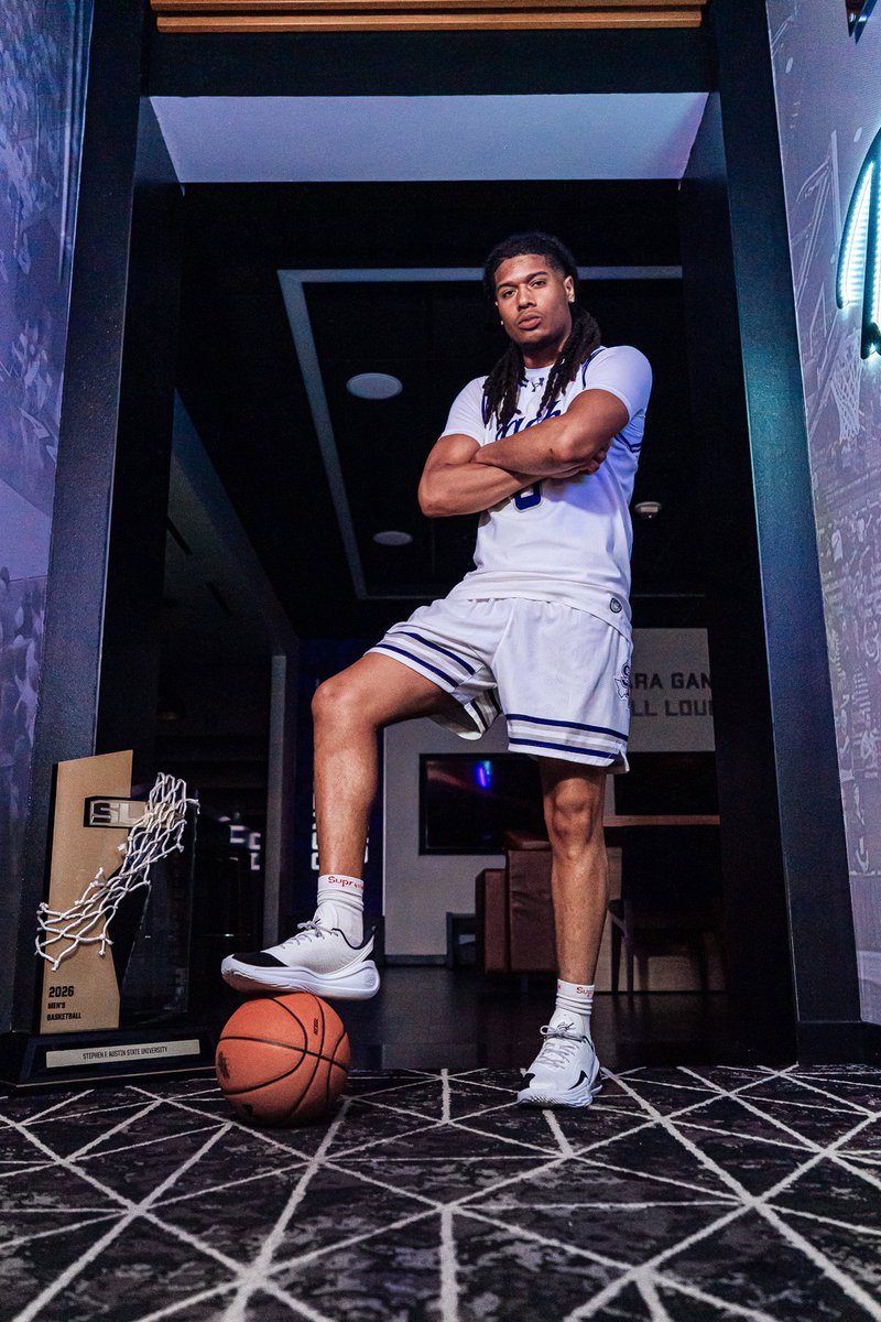 SFA_MBB's tweet photo. Business handled ✍️

Join us in welcoming Ashton Simmons to the Piney Woods! 

#AxeEm x #WinTogether https://t.co/csZLoqWzTW