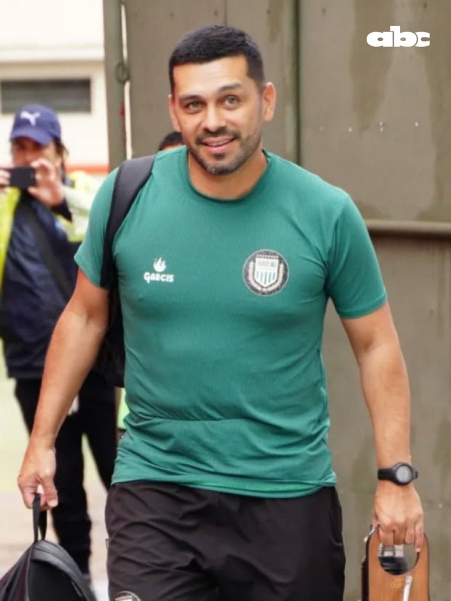 #CardinalDeportivo | Felipe Giménez, entrenador de Rubio Ñu ⚪️🟢

🗣️"En otros países pueden entrar más colaboradores en el banco. En la APF 2 asistentes, entonces preferimos eso, porque somos muchos en el cuerpo técnico"

🗣️"Rubio Ñu tiene muy buena plantilla para pelear cosas