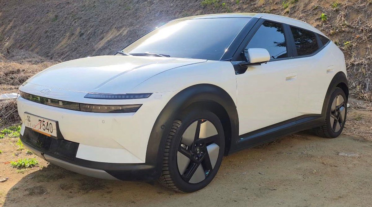 mightys3xycars's tweet image. 【新型IONIQ 3情報】
KIA EV2とプラットフォームを共有する新型「ヒョンデ IONIQ 3」のスペックが明らかに！⚡️
🔋バッテリー：42.2kWh (LFP) / 61kWh (NMC)
🐎パワー：147馬力 / 135馬力
⚡️急速充電：10-80%まで29〜30分
🔌V2L対応
EVライフがさらに身近に。期待大ですね！
#Hyundai #IONIQ3 #EV