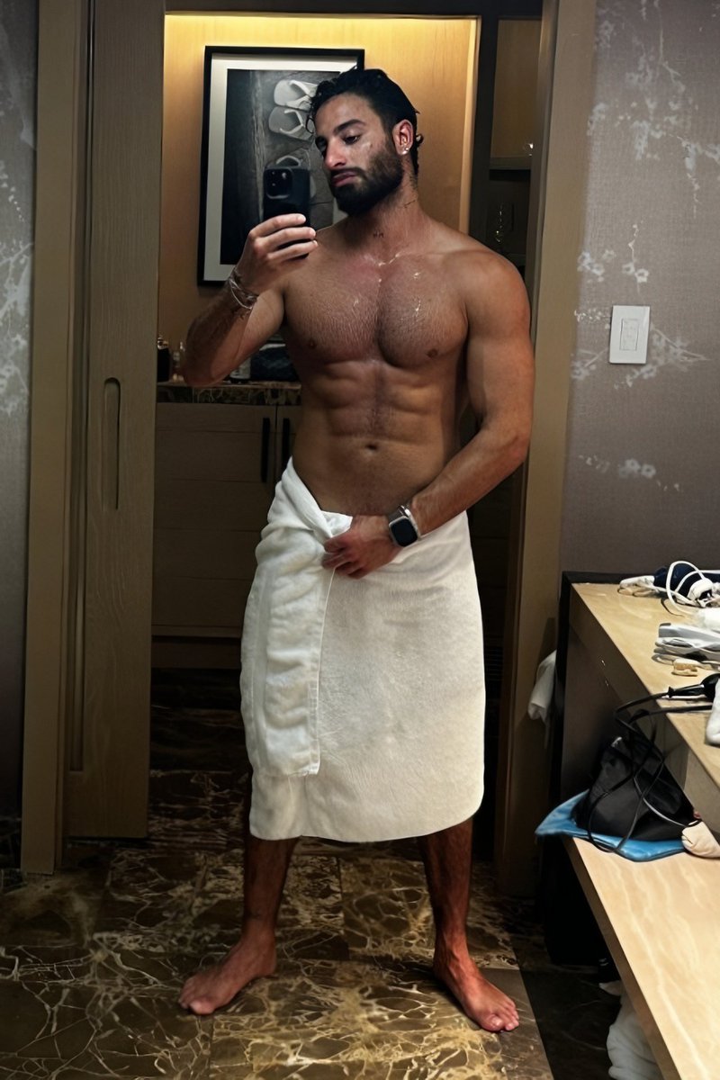 RT if I should drop the towel 🧖🏽‍♂️