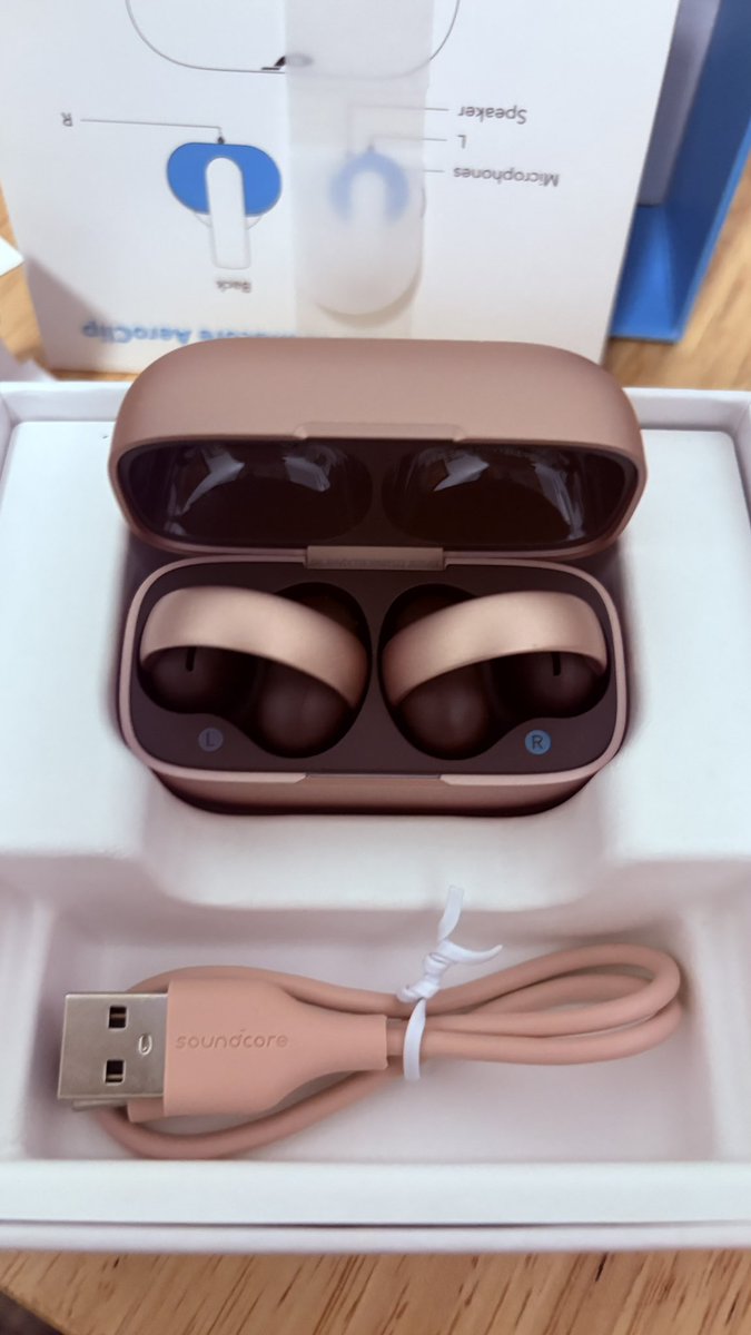 AeiloveuP's tweet photo. ปล่อยต่อหูฟัง Soundcore Aero Clip สีชมพู 
สภาพดีมาก ใช้งานไม่ถึง 10 ครั้ง
#ปล่อยต่อหูฟัง
อุปกรณ์ครบกล่อง  
แถมกระเป๋า + ที่ประดับให้เลย  
เสียงดี ใส่สบาย เหมาะกับสายฟังเพลง/ออกกำลังกาย

ราคา 2,500 บาท (รวมส่ง) สอบถามได้ครับ https://t.co/FJfduv3hLu