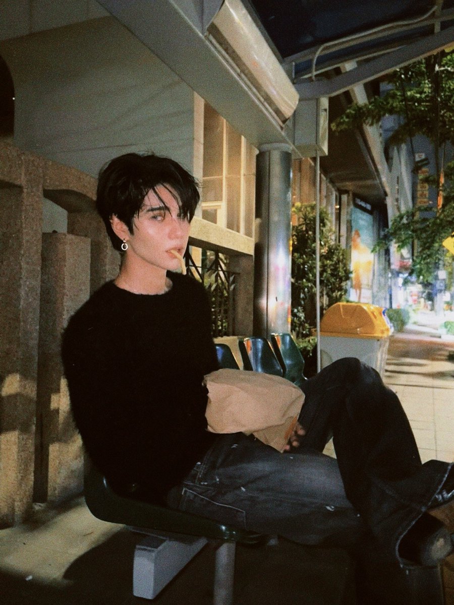 JeffBarcodeBR_'s tweet image. 📷 27.04.26 ♡ Feed IG ♡ @.jeffsatur 

SERVINDO FACE CARD Jeff atualizou seu IG.

💬; Batata frita a meia noite 
#Jeffsatur #Saturdayss @jeffsatur