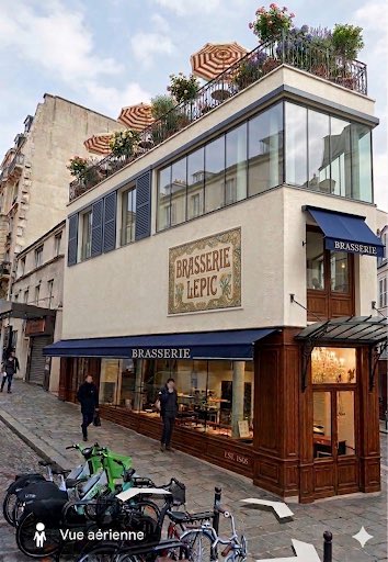75018Mab's tweet image. La boutique Au Merveilleux tire sa révérence au bas de la rue Lepic à #Montmartre, l’occasion de revenir sur ce bâtiment dénué de charme. Et si nous réenchantions Paris en lui redonnant ce qui fait son identité, son architecture, exercice de style à l’aide de l’IA #EmbellirParis