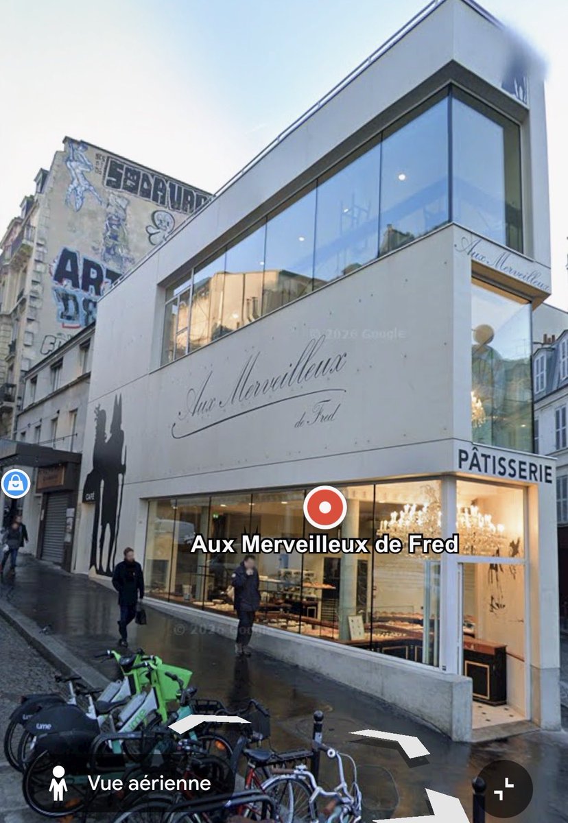 75018Mab's tweet image. La boutique Au Merveilleux tire sa révérence au bas de la rue Lepic à #Montmartre, l’occasion de revenir sur ce bâtiment dénué de charme. Et si nous réenchantions Paris en lui redonnant ce qui fait son identité, son architecture, exercice de style à l’aide de l’IA #EmbellirParis