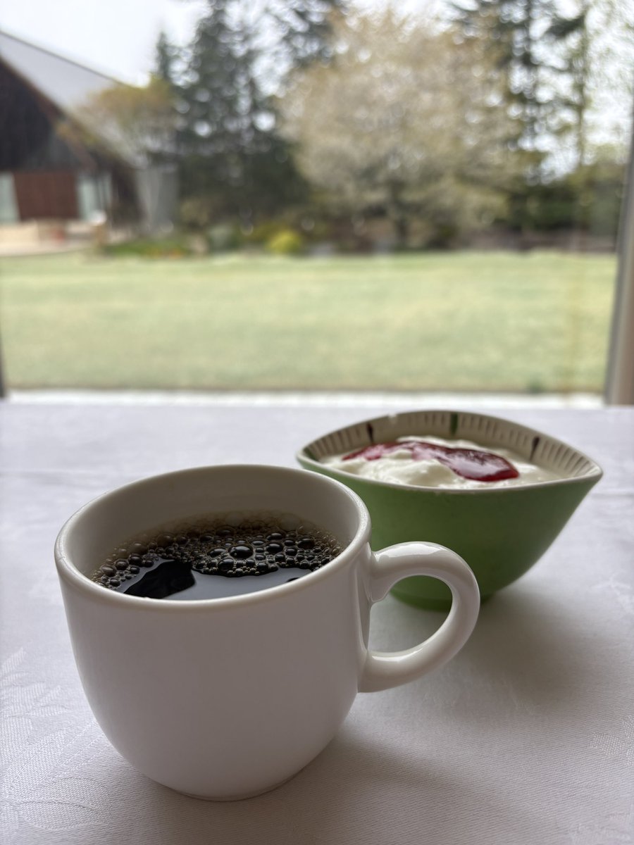 maonecoco's tweet image. おはようございます。
苗箱運びで筋肉痛の今朝はホテルでベトナムとブラジルのブレンドをいただきます☕️
今日もゆるり気をつけていきましょう。
#コーヒー #morningcoffee #ホテルの朝