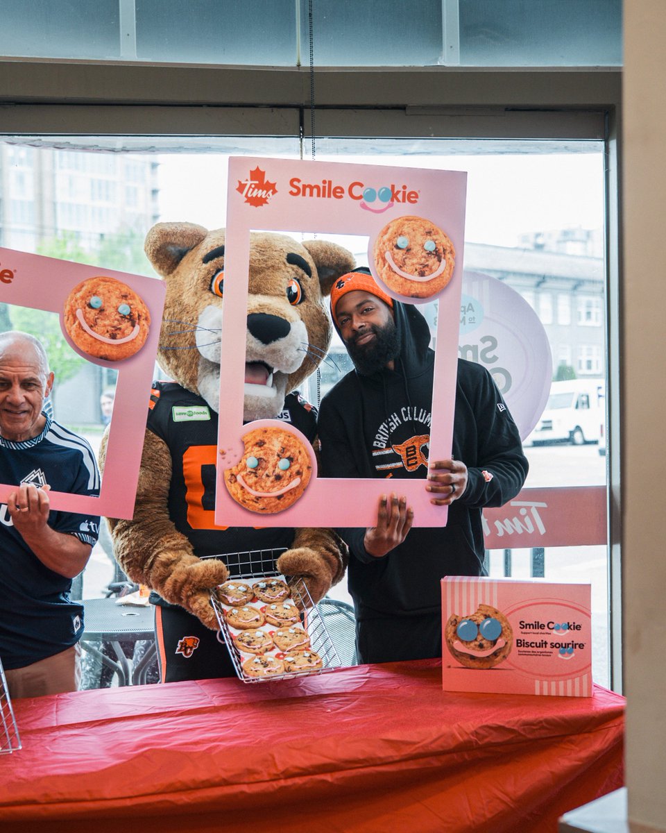 BCLions's tweet photo. Leo and Hatch were baking up some smiles today! 😃🍪

We stopped by Tim Hortons to decorate Smile Cookies and spread some joy for Smile Cookie Day.

Every purchase helps support over 600 local charities and community groups across the country. https://t.co/TX7PPbVbW1