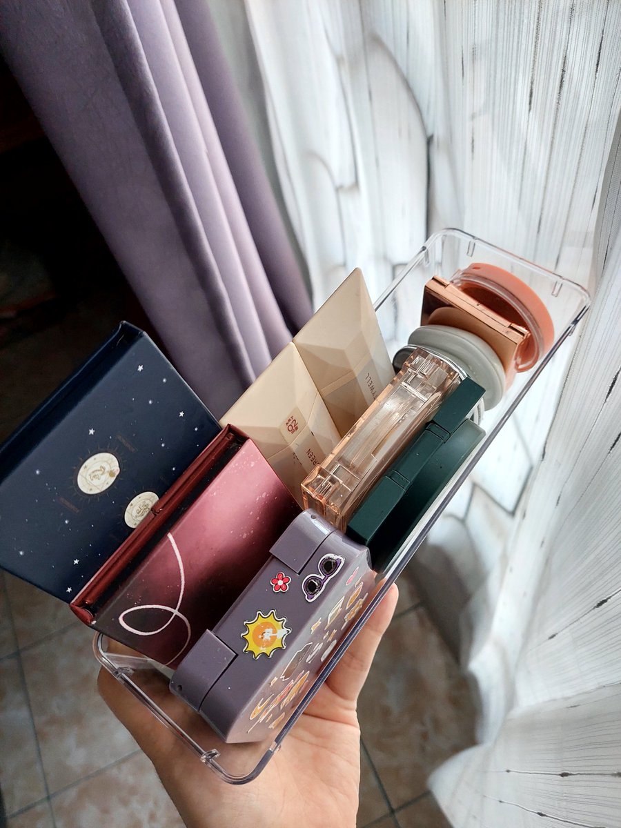 rosyndh98's tweet photo. kemarin ngide beli organizer kecil² gini supaya gak berantakan eh ternyata sekalian bikin estetik🎀🎊 https://t.co/CvfNGVrFoC