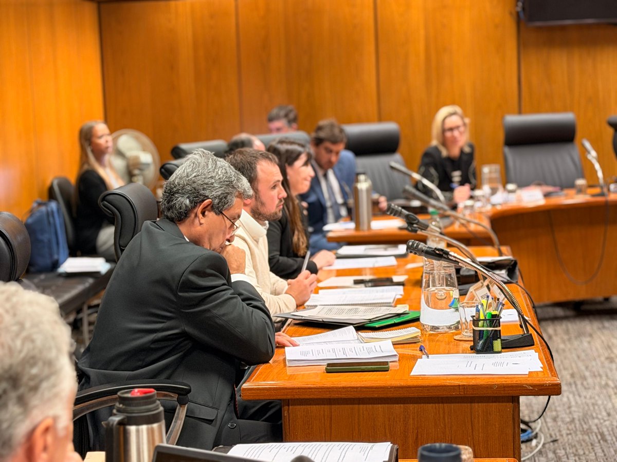 CarlosRydstrom's tweet photo. En la sesión de hoy de la Comisión Investigadora por María Dolores, declaró Gabriel Brum, del Escritorio Urchitano, representante del intermediario entre los privados que originalmente compraron y vendieron la estancia.

Quedó MUY CLARO: los equipos de riego NO formaban parte del negocio.

Cuando el INC invocó el artículo 35 y compró al precio negociado por los privados, rompió ese acuerdo e incorporó elementos que no estaban en el precio original.

Vamos a seguir exigiendo transparencia y buena gestión, el sueño de los políticos no se puede llevar todo puesto.