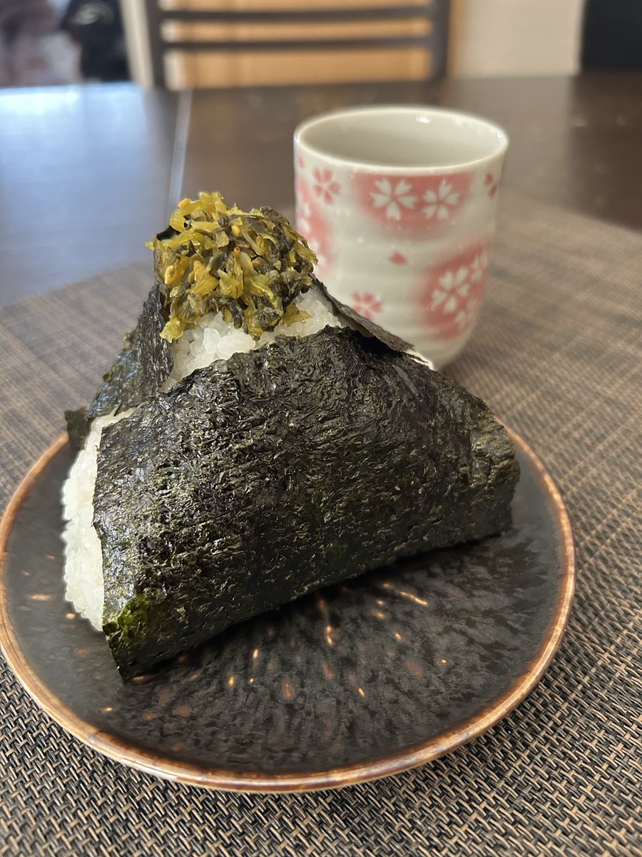 yokochin153604's tweet image. Good morning friends.

Last Sunday, I bought some nori at the souvenir shop in Wakayama.

So I used it and takana(otsukemono) for breakfast.

Today’s breakfast
“Onigiri”

Have a lovely Tuesday everyone 🍀

#Homecooking 
#japanesefood