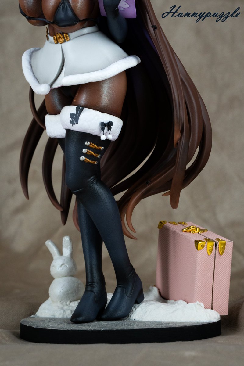 hunnypuzzle's tweet photo. Noir 'Fortune Express' Garage Kit! Customized and hand-painted by me

Original sculpt: @ojisanhonpo_
Modifications &amp; painting : me

Now Noir has a matching look with Blanc's Fortune Express winter outfit!
#NIKKE #NIKKEfanart https://t.co/3ArSMwLEvJ